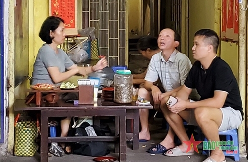 Thưởng trà quán cóc trên phố phường Hà Nội